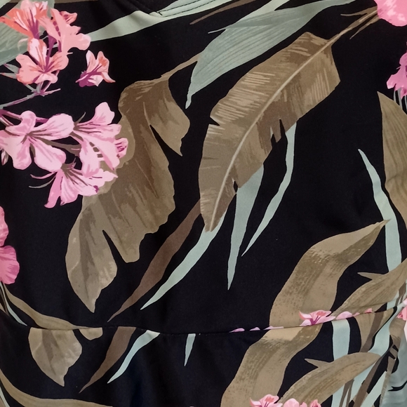 NWT TANIKI SWIMSUIT TOP SZ 18 MULTI TROPICAL COLORS - Picture 2 of 9